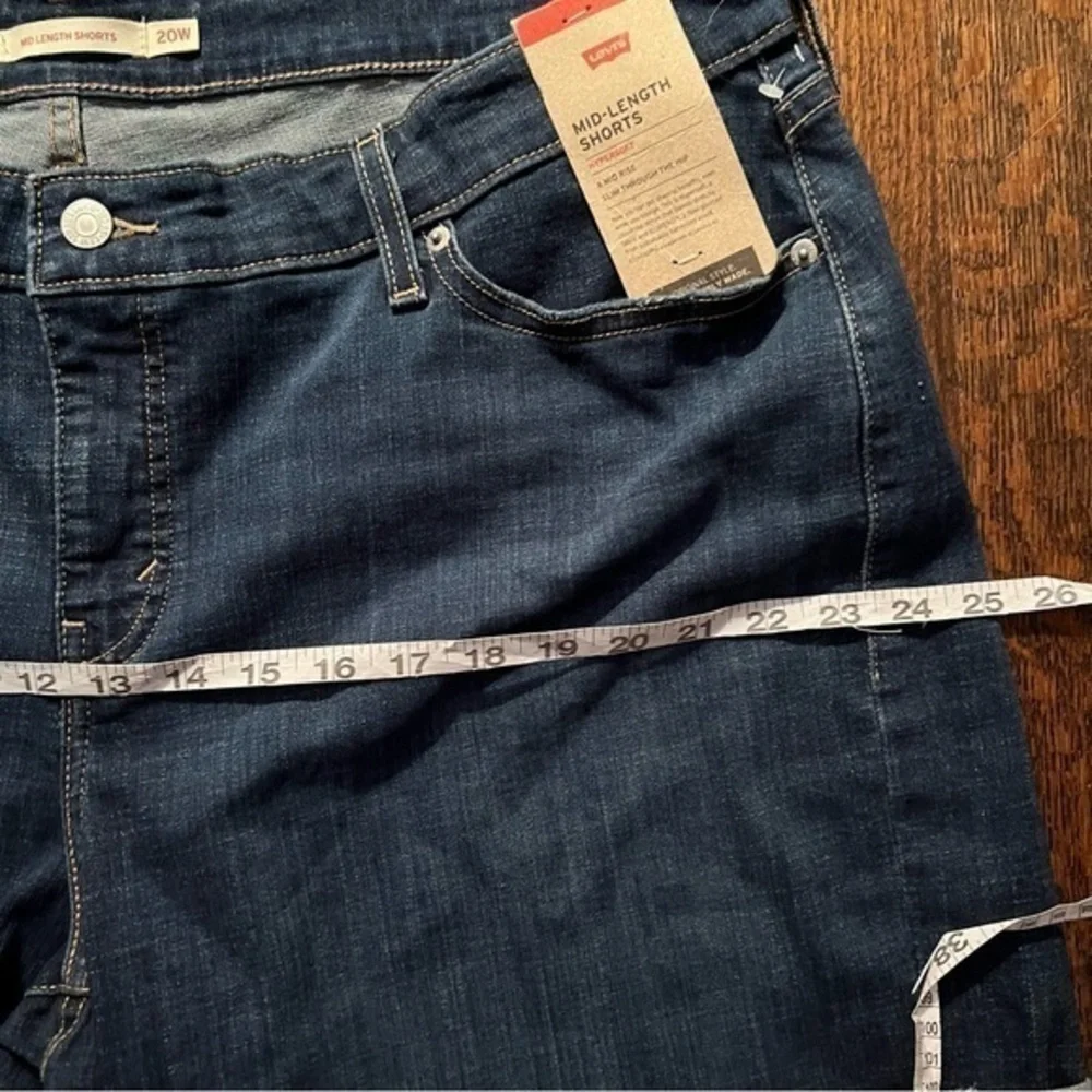 NWT Levis size 20W mid length jean shorts